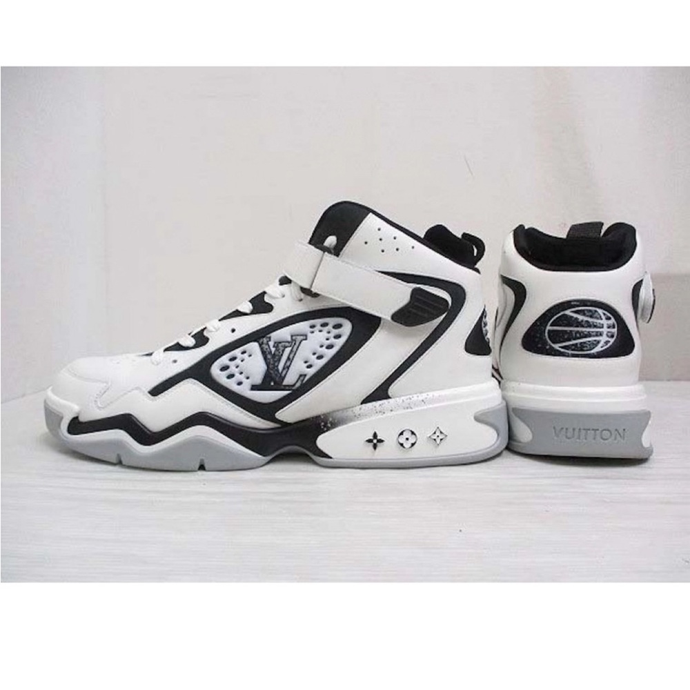 Authentic Louis Vuitton trainer 2 white/Blk. Box & dust bag included LV size 10